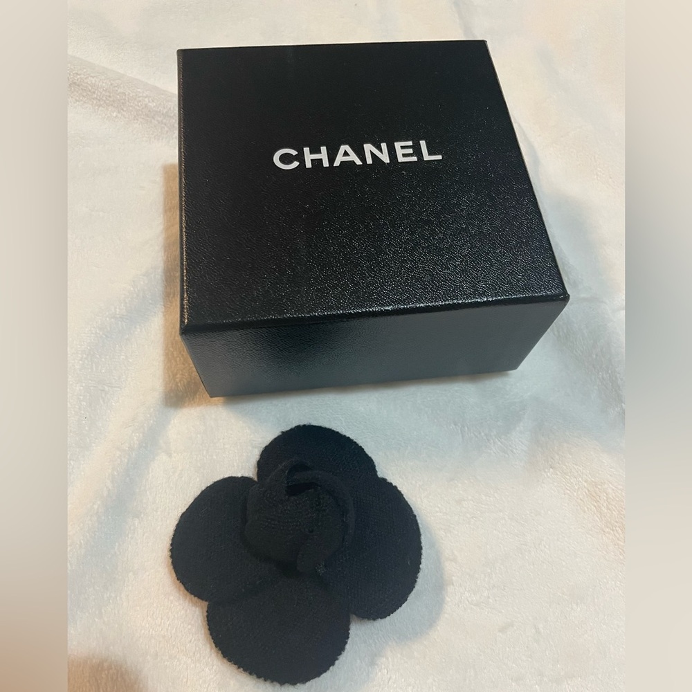 Chanel Black Camellia Wool Brooch 🖤